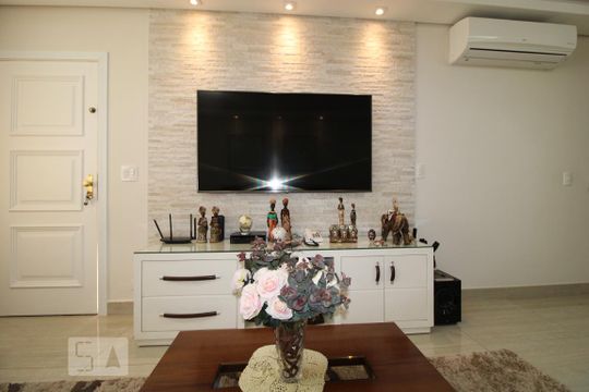 Sala de casa à venda com 4 quartos, 180m² em Vila Cordeiro, São Paulo