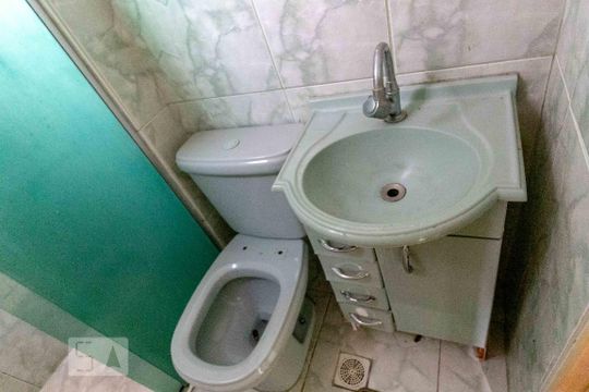 Banheiro de apartamento para alugar com 2 quartos, 60m² em Itapoã, Belo Horizonte