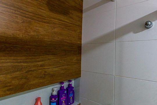 Banheiro de apartamento à venda com 1 quarto, 45m² em Itaipu, Niterói