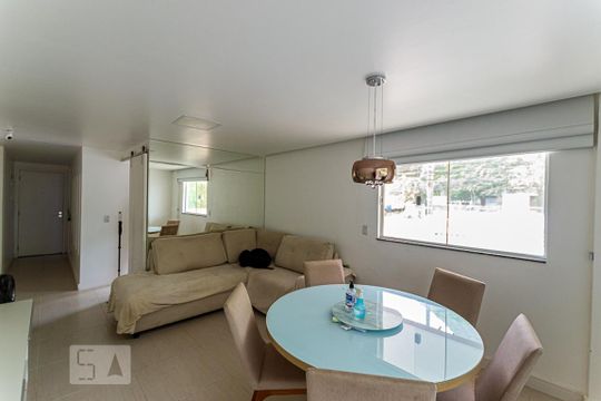 Sala de apartamento à venda com 1 quarto, 45m² em Itaipu, Niterói