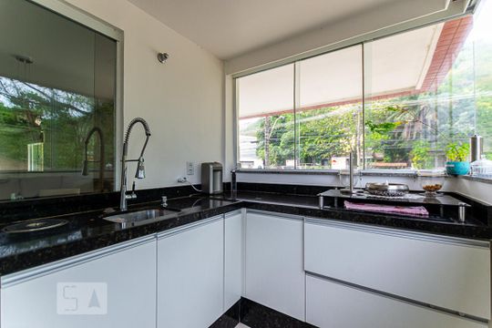 Cozinha de apartamento à venda com 1 quarto, 45m² em Itaipu, Niterói