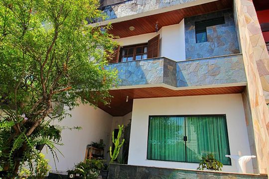 Fachada de casa à venda com 3 quartos, 394m² em Vila Helena, Santo André