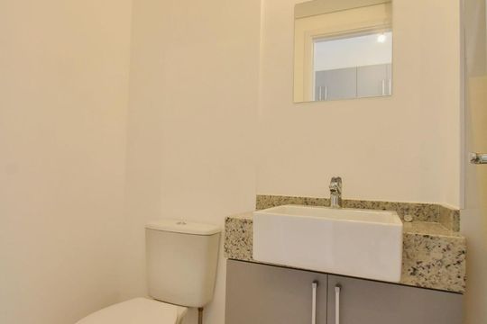 Banheiro de kitnet/studio para alugar com 1 quarto, 22m² em Jardim das Acácias, São Paulo