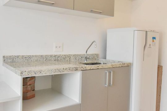 Cozinha de kitnet/studio para alugar com 1 quarto, 22m² em Jardim das Acácias, São Paulo