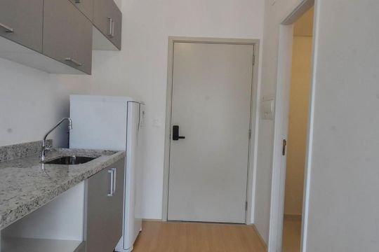 Corredor de kitnet/studio para alugar com 1 quarto, 22m² em Jardim das Acácias, São Paulo