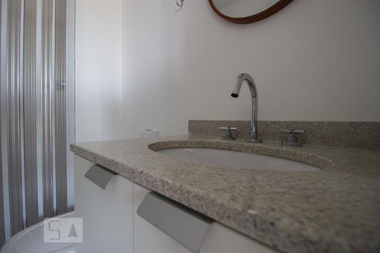Banheiro de kitnet/studio para alugar com 1 quarto, 26m² em Butantã, São Paulo