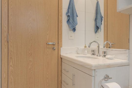 Banheiro de apartamento para alugar com 2 quartos, 62m² em Petrópolis, Porto Alegre