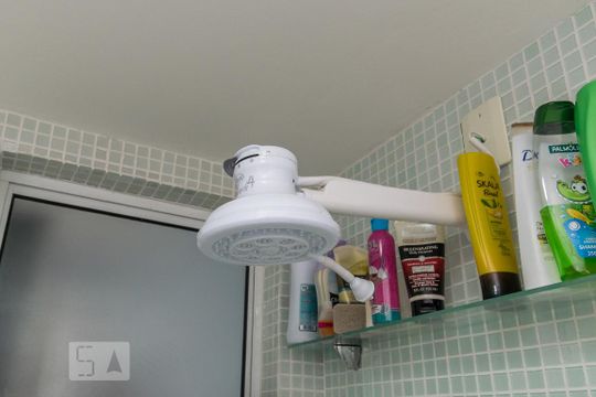 Banheiro da Suíte 1 - Chuveiro elétrico de casa de condomínio à venda com 6 quartos, 650m² em Irajá, Rio de Janeiro