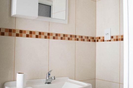 Banheiro de apartamento à venda com 1 quarto, 39m² em Santa Tereza, Porto Alegre