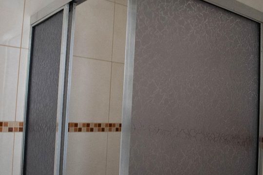 Banheiro de apartamento à venda com 1 quarto, 39m² em Santa Tereza, Porto Alegre
