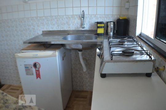 Cozinha de kitnet/studio para alugar com 1 quarto, 24m² em Stella Maris, Salvador