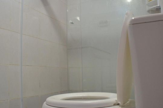 Banheiro de kitnet/studio para alugar com 1 quarto, 24m² em Stella Maris, Salvador