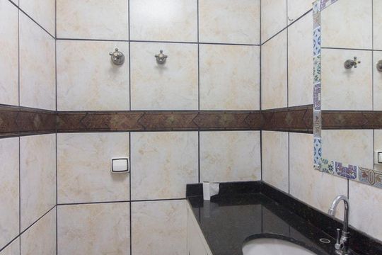 Banheiro de apartamento à venda com 1 quarto, 58m² em Vila Buarque, São Paulo