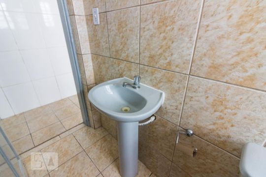 Banheiro de casa para alugar com 1 quarto, 20m² em Vila Santa Maria, São Paulo