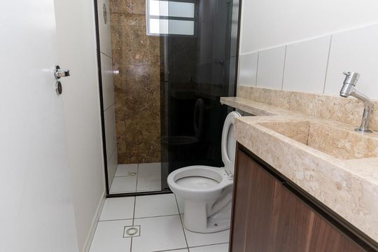 Banheiro 01 de apartamento à venda com 2 quartos, 52m² em Jardim Márcia, Campinas