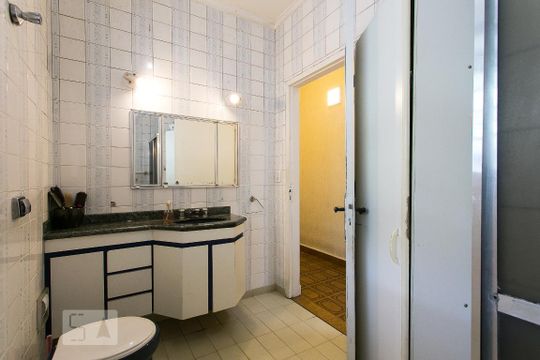 Banheiro de casa à venda com 2 quartos, 200m² em Vila Bertioga, São Paulo