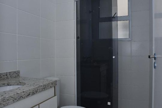 Banheiro de apartamento à venda com 2 quartos, 48m² em Curicica, Rio de Janeiro