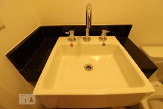Banheiro de kitnet/studio à venda com 1 quarto, 21m² em Vila Mariana, São Paulo