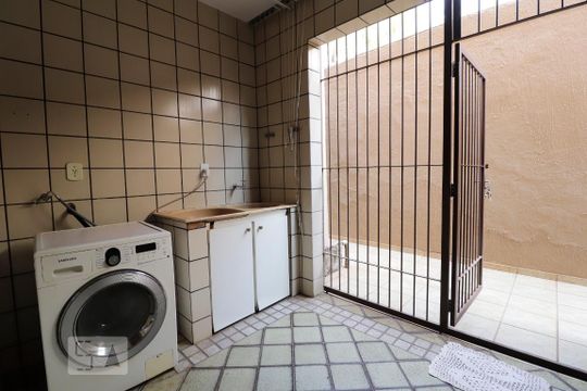 Área de serviço de casa para alugar com 4 quartos, 420m² em Setor Sul, Goiânia
