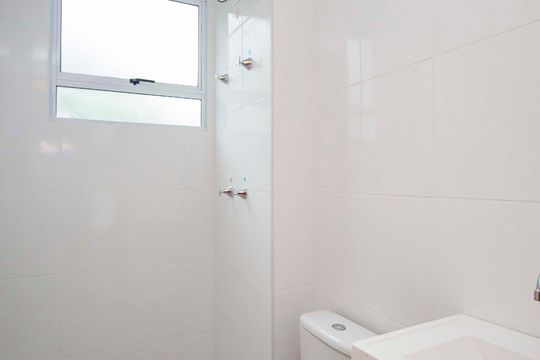 Banheiro  de apartamento à venda com 2 quartos, 47m² em Protásio Alves, Porto Alegre