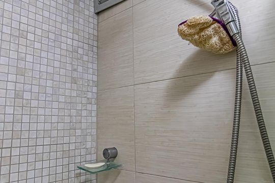 Banheiro de apartamento à venda com 2 quartos, 56m² em Taquara, Rio de Janeiro