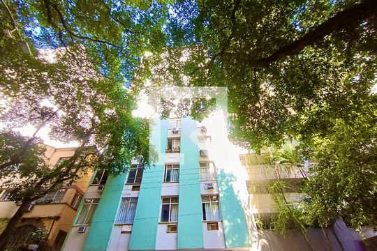 Fachada com cartaz QA de apartamento para alugar com 2 quartos, 62m² em Copacabana, Rio de Janeiro