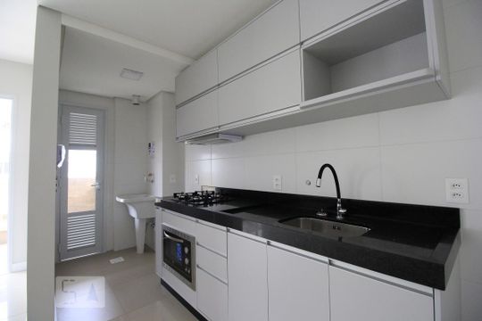 Cozinha de apartamento para alugar com 2 quartos, 76m² em Itacorubi, Florianópolis