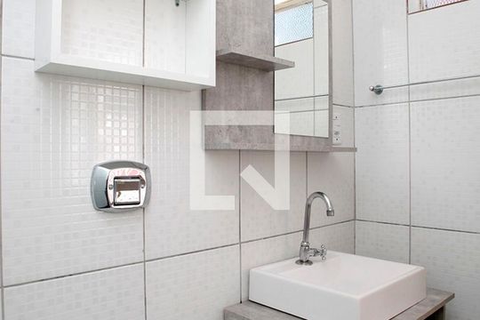 Banheiro de kitnet/studio à venda com 1 quarto, 32m² em Jardim Botânico, Porto Alegre