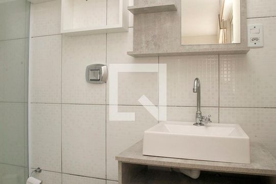 Banheiro de kitnet/studio à venda com 1 quarto, 32m² em Jardim Botânico, Porto Alegre