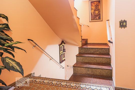 Escada de casa à venda com 4 quartos, 470m² em Osvaldo Cruz, São Caetano do Sul