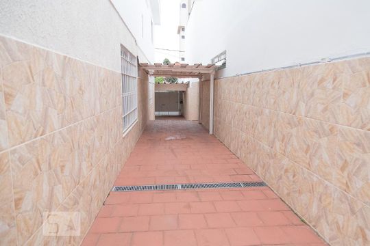 Quintal de casa para alugar com 4 quartos, 300m² em Vila Bertioga, São Paulo