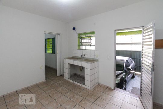 Cozinha de casa para alugar com 1 quarto, 30m² em Jardim Tiete, São Paulo