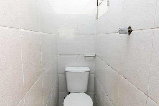 Banheiro de kitnet/studio para alugar com 1 quarto, 20m² em Vila Bertioga, São Paulo