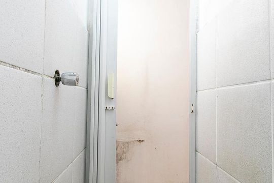 Banheiro de kitnet/studio para alugar com 1 quarto, 20m² em Vila Bertioga, São Paulo