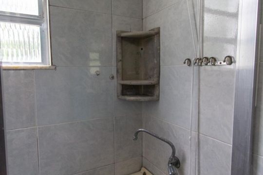 Banheiro de kitnet/studio para alugar com 1 quarto, 21m² em Catete, Rio de Janeiro