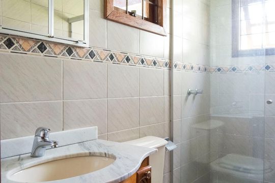 Banheiro da Suíte 1 de casa à venda com 3 quartos, 220m² em Ipanema, Porto Alegre