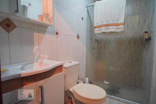 Banheiro de casa de condomínio à venda com 2 quartos, 82m² em Alto Petrópolis, Porto Alegre