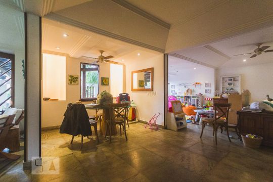 Sala de casa de condomínio para alugar com 5 quartos, 600m² em Barra da Tijuca, Rio de Janeiro