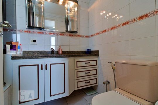 Banheiro da Suíte de apartamento para alugar com 3 quartos, 74m² em Vila Andrade, São Paulo
