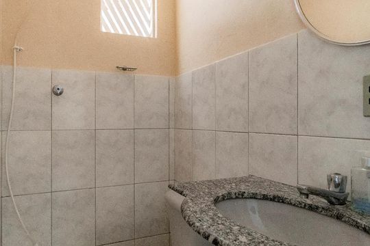 Banheiro de kitnet/studio à venda com 1 quarto, 30m² em Sagrada Família, Belo Horizonte