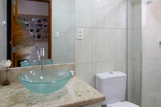 Banheiro de apartamento à venda com 2 quartos, 64m² em Vila Leonor, Guarulhos