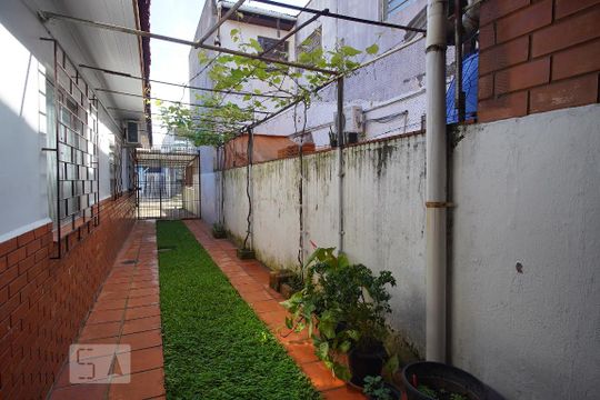 Lateral da Casa de casa à venda com 3 quartos, 150m² em Santa Maria Goretti, Porto Alegre