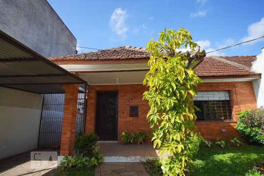 Fachada da Casa de casa à venda com 3 quartos, 150m² em Santa Maria Goretti, Porto Alegre