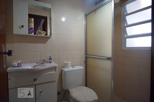 Banheiro de casa à venda com 3 quartos, 150m² em Santa Maria Goretti, Porto Alegre