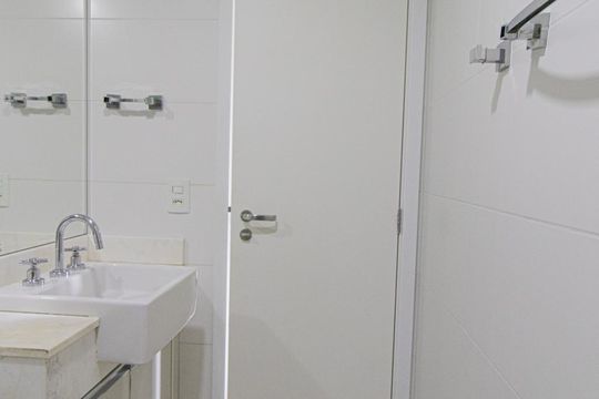 Banheiro Social de apartamento à venda com 1 quarto, 34m² em Centro, Curitiba