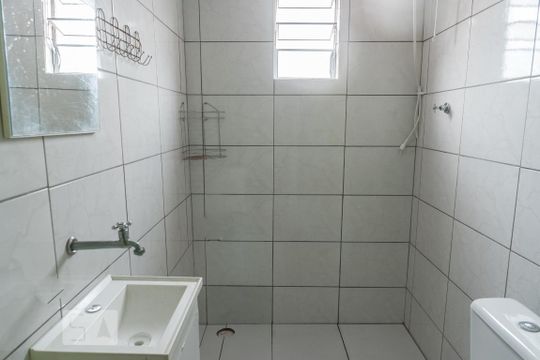Banheiro de casa para alugar com 1 quarto, 52m² em Parque das Cigarreiras, Taboão da Serra