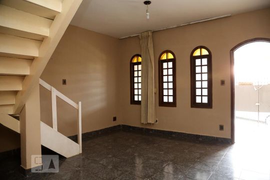 Casa à venda com 3 quartos, 140m² em Jardim Santa Terezinha, Taboão da Serra