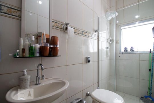 Banheiro de apartamento para alugar com 2 quartos, 55m² em Vila Galvão, Guarulhos