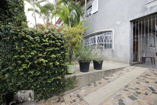 Fachada de casa à venda com 4 quartos, 200m² em Vila Vessoni, São Paulo