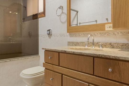 Banheiro da Suíte de apartamento à venda com 3 quartos, 279m² em Vila Ipiranga, Porto Alegre